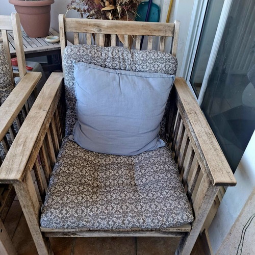 Wooden garden armchairs with table like new, set of 2