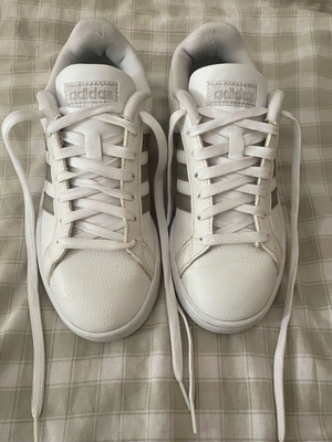 Adidas sneakers cloudfoam comfort μεταχειρισμένα, άσπρα με γκρι λεπτομέρειες, νούμερο 36