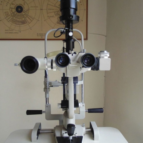 Inami L-0219 Japanese slit lamp like new with 5 magnifications and accessories