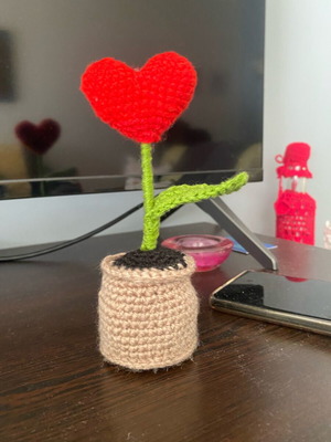 Heart-shaped knitted handmade flower new
