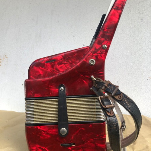 Weltmeister Diana accordion like new, red pearl