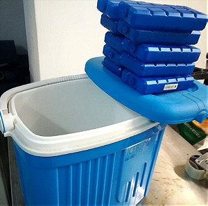 Ψυγείο πλαστικό μπλέ με 10 παγοκυστες διαστάσεις καθαρές 35 μ , 25 π ,  35βαθ.