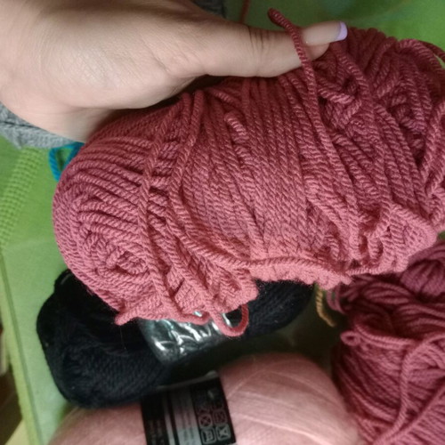 Yarns like new in various shades for crochet