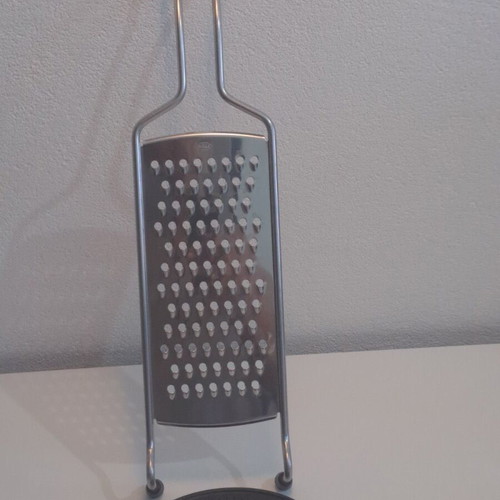 RÖSLE grater like new with wire handle and food residue holder