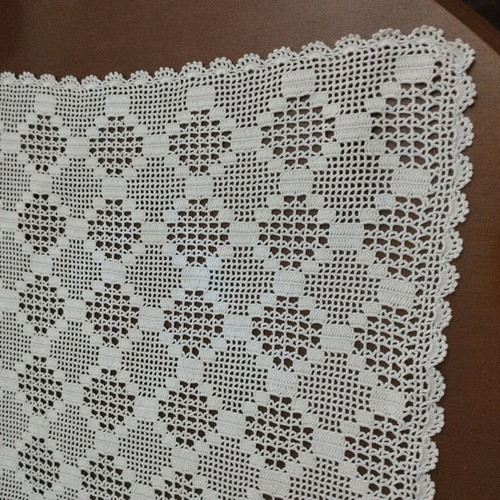 Table runner like new, dimensions 61x34
