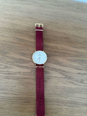 Daniel Wellington Classic watch with rose gold case and white dial, like new