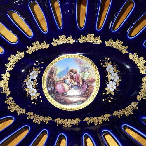 Set of three Japanese-style cobalt and gold fruit bowls