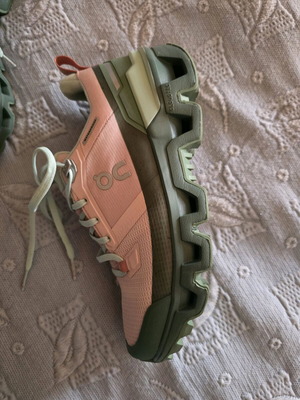 On W Cloudwander Waterproof women's athletic shoes used, size 37.5 pink