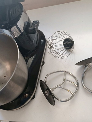Kitchen machine like new with three attachments and adjustable speed