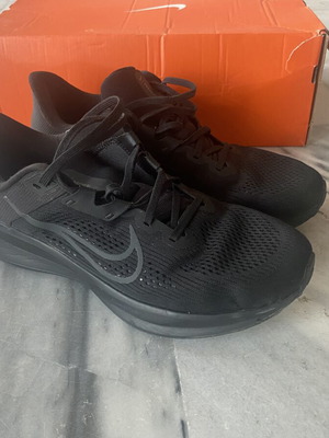 Nike Quest 6 men's shoes size 44.5 like new, black, athletic