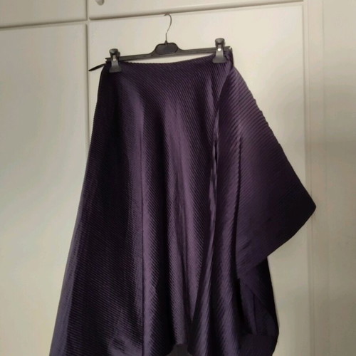 Skirt like new, unique designer purple, size M