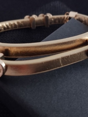 Gold leather bracelet with hearts, new