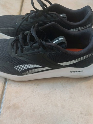 Reebok sneakers νούμερο 39 σαν καινούργια, μαύρα και άσπρα