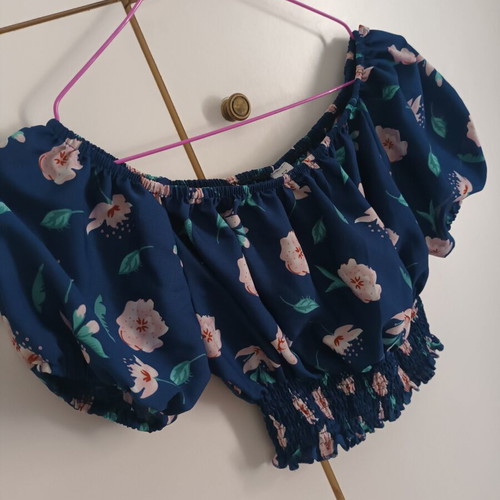 Floral top like new, size L, shoulder-falling design