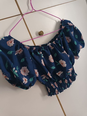 Floral top like new, size L, shoulder-falling design