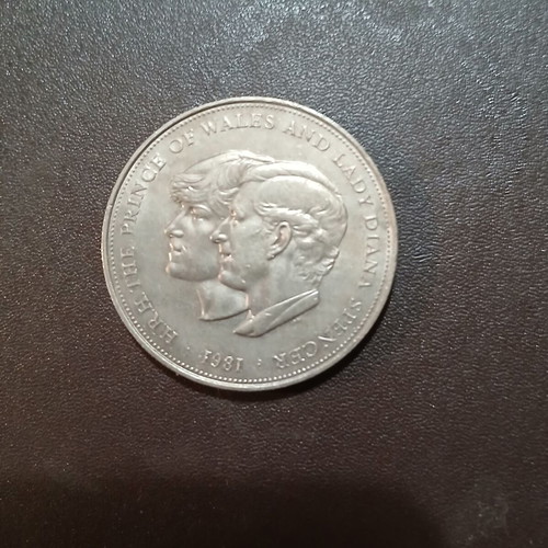 British commemorative coin 1981 Charles and Diana huge coin