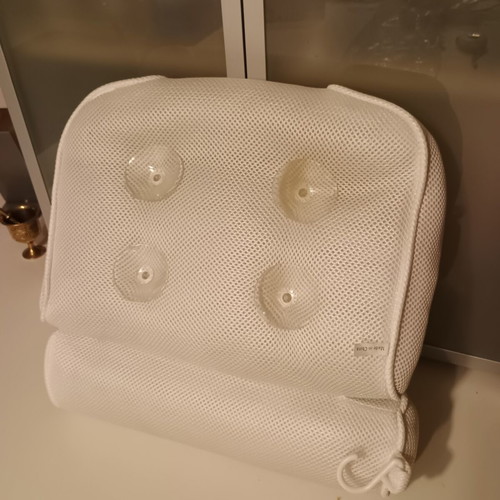 Travel pillow with 4 suction cups like new