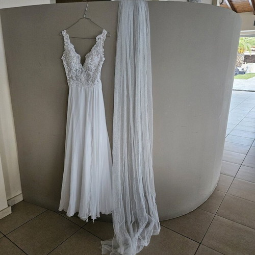 Wedding dress like new, size XS, with veil, shorts, case and garter