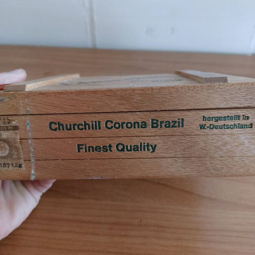 Churchill wooden cigar box used, collectible