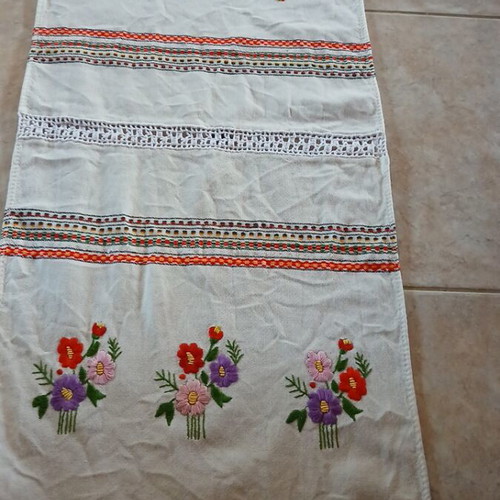 Table runner used with embroidered flowers 57x37 cm