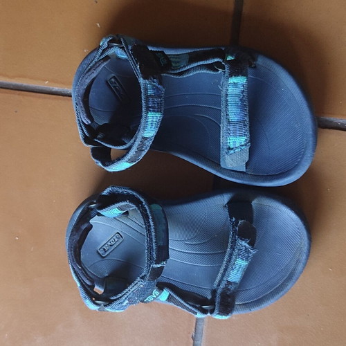 Teva sandals used, boys' size 22-23, blue