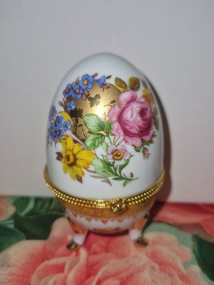 Limoge Porcelain decorative egg like new
