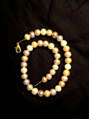 Handmade necklace with 39 multicolored natural freshwater pearls 10.5-11.3mm like new