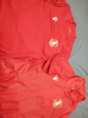 Φανέλα αγώνα ελαφρώς χρησιμοποιημένη και αντιανεμικό ολοκαίνουργιο της ακαδημίας Πανσερραϊκού