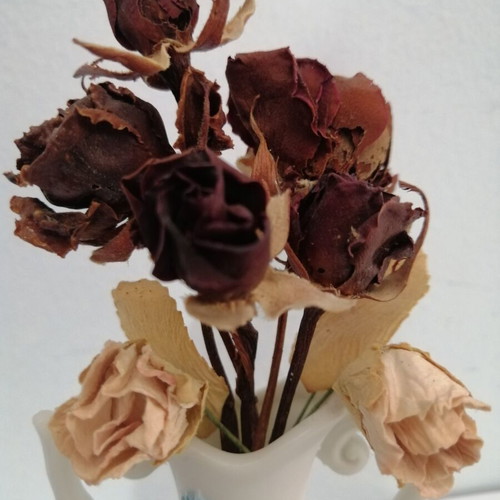 Porcelain vase with dried roses like new, 1986 vintage