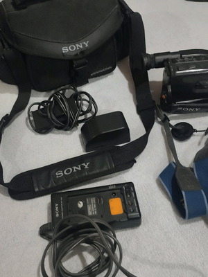 Βιντεοκάμερα Sony μεταχειρισμένη με φορτιστές, μπαταρίες και βαλιτσάκι