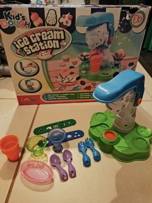 Kid's Dough Ice Cream Station like new, missing yellow cup