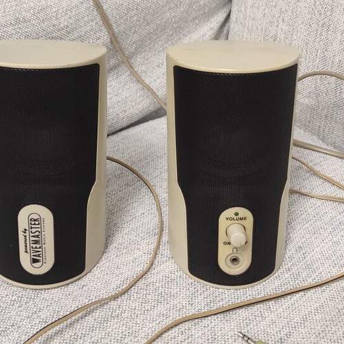 Wavemaster 3010 computer speakers like new, white body
