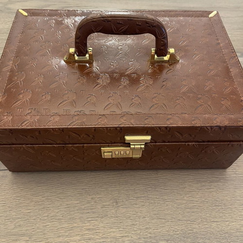 Leather Jewelry Box 100% like new with compartments and mirror