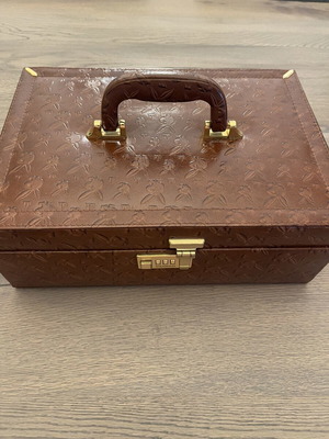 Leather Jewelry Box 100% like new with compartments and mirror