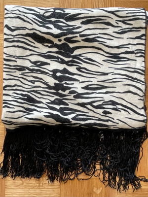 Φουλάρι animal print μαύρο και άσπρο με φουντίτσες μεταχειρισμένο