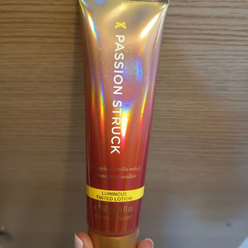 Victoria Secret limited edition self tanning with glitter like new
