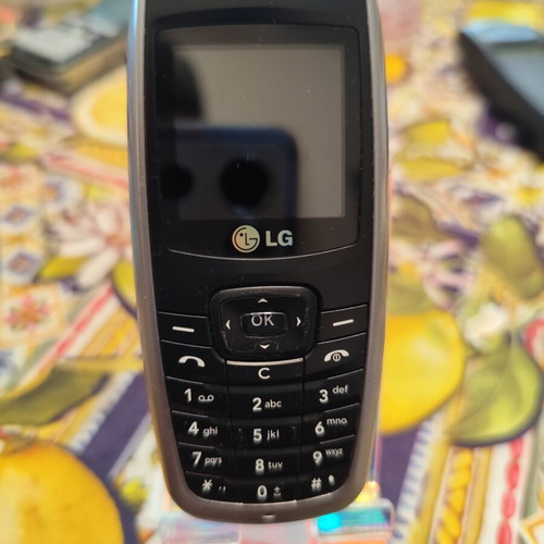 LG KG110 phone like new, black