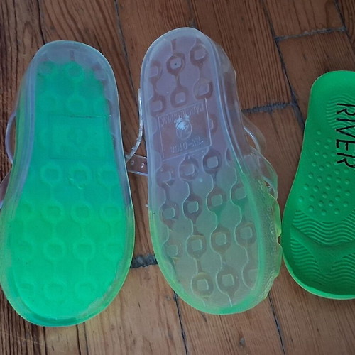 Unisex children's sea slippers size 24 green new River Island