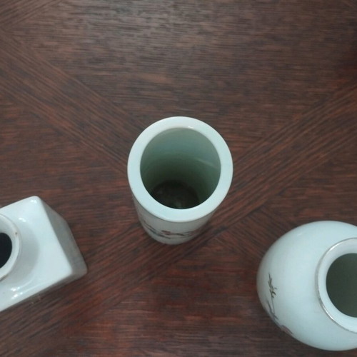 Chinese porcelain vases set of 3 like new, decorative floral motifs