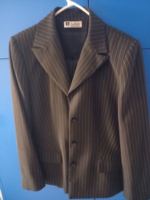 Elegant black suit with thin yellow stripes size 42 used by Lola