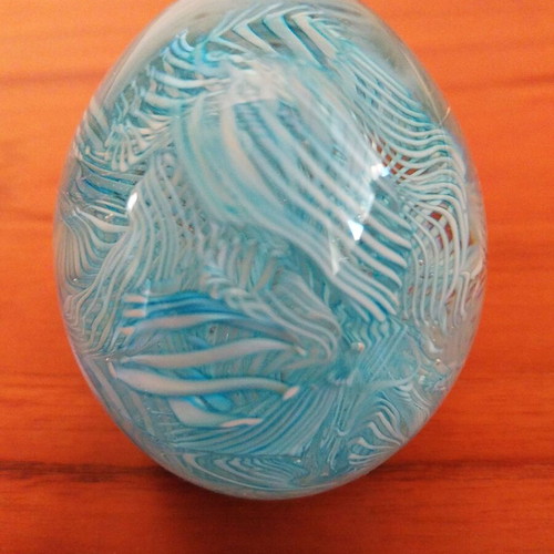 Murano glass paperweight egg Filigrana Italy like new
