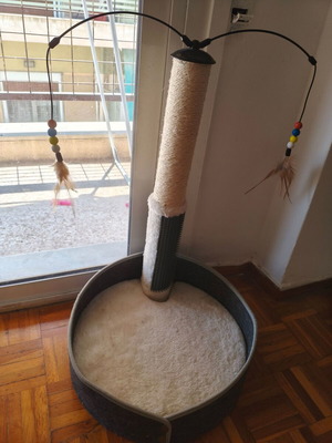 Cat bed with scratching post and toys like new