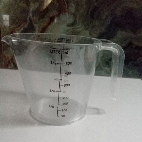 Kitchen measuring cup like new with gram and liter scale