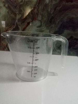 Kitchen measuring cup like new with gram and liter scale