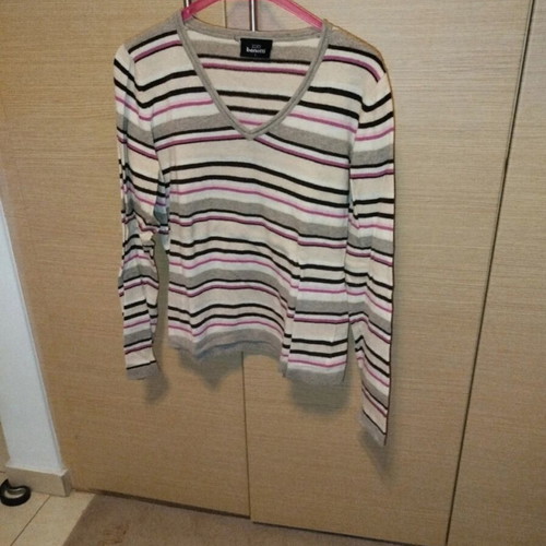 Benotti V-neck pullover like new, size large, black and beige