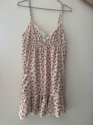Floral strap dress used, with pockets and lace Pull & Bear size M