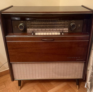 'Επιπλο ραδιόφωνο, πικάπ αντίκα Grundig