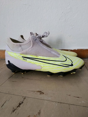 Nike Phantom GX Academy football shoes like new, size 41, white and green