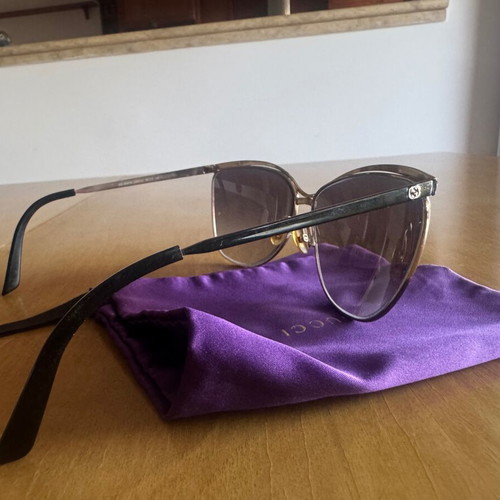 Gucci sunglasses like new with authentic silk pouch