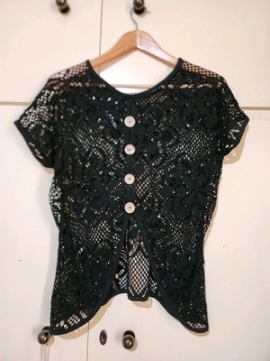 Μαύρο κοντομάνικο τοπ σαν καινούργιο με ξύλινα κουμπιά